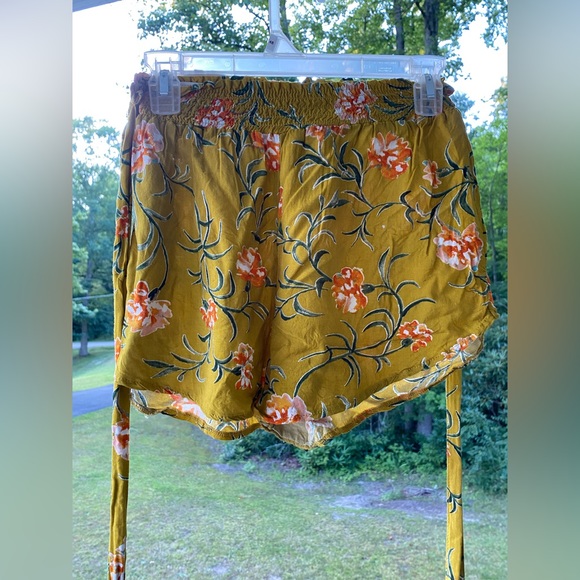 Shosho Ruffled Waist Band Floral Design Shorts W/Attached Tie Waist Size Medium - Picture 8 of 11